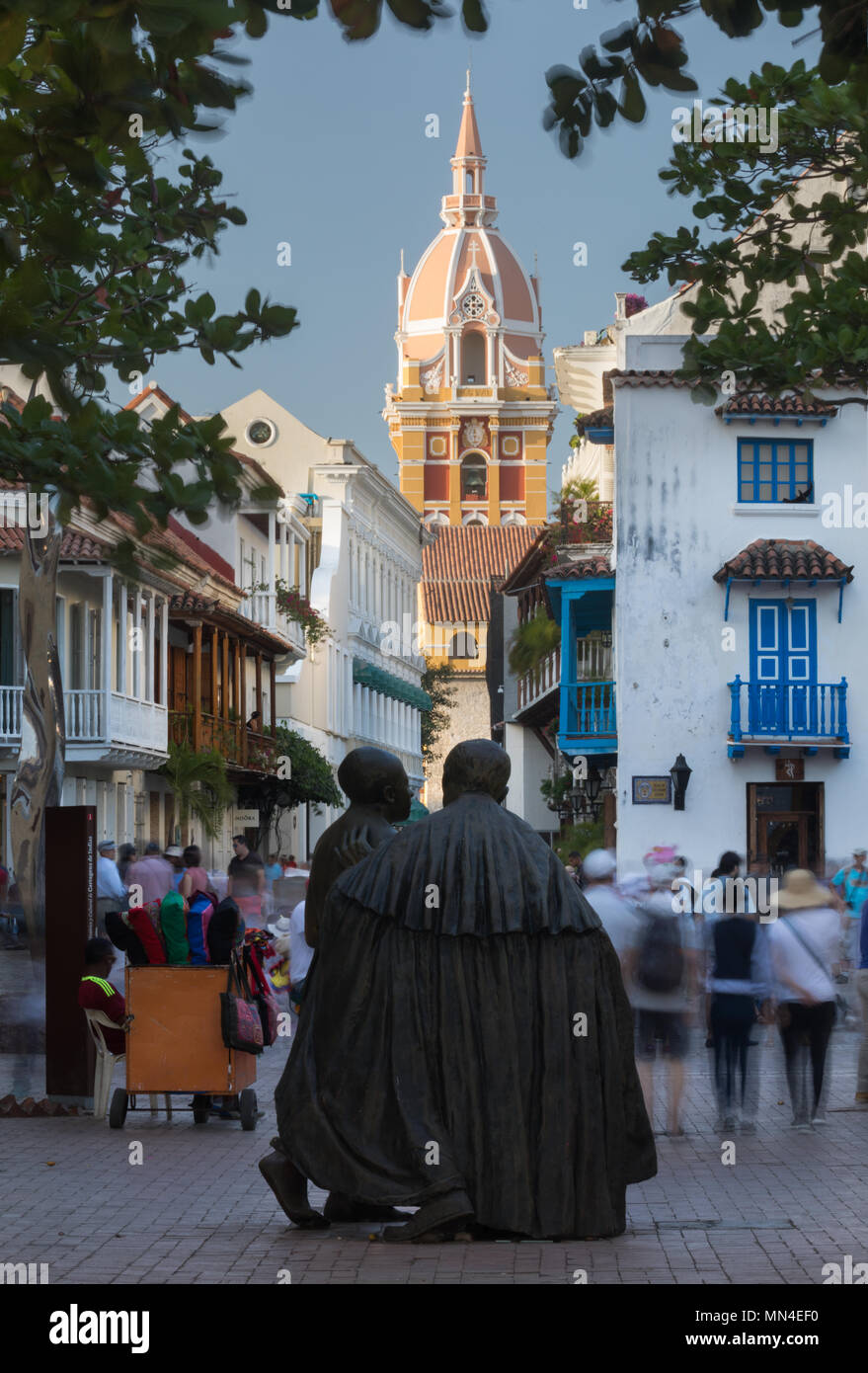 Statue von San Pedro Claver in Plaza San Pedro Claver, der Altstadt, Cartagena, Kolumbien Stockfoto
