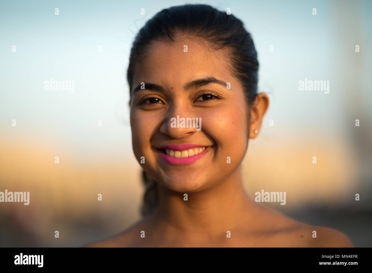 Eine junge Frau auf die Stadtmauer der Altstadt, Cartagena, Kolumbien Stockfoto Eine junge Frau auf die Stadtmauer der Altstadt, Cartagena, Kolumbien Stockfoto