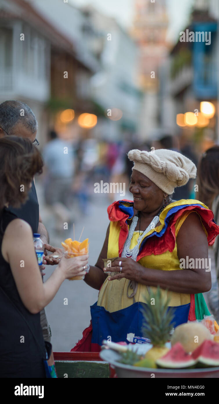 Eine Frucht Verkäufer in Plaza San Pedro Claver, der Altstadt, Cartagena, Kolumbien Stockfoto