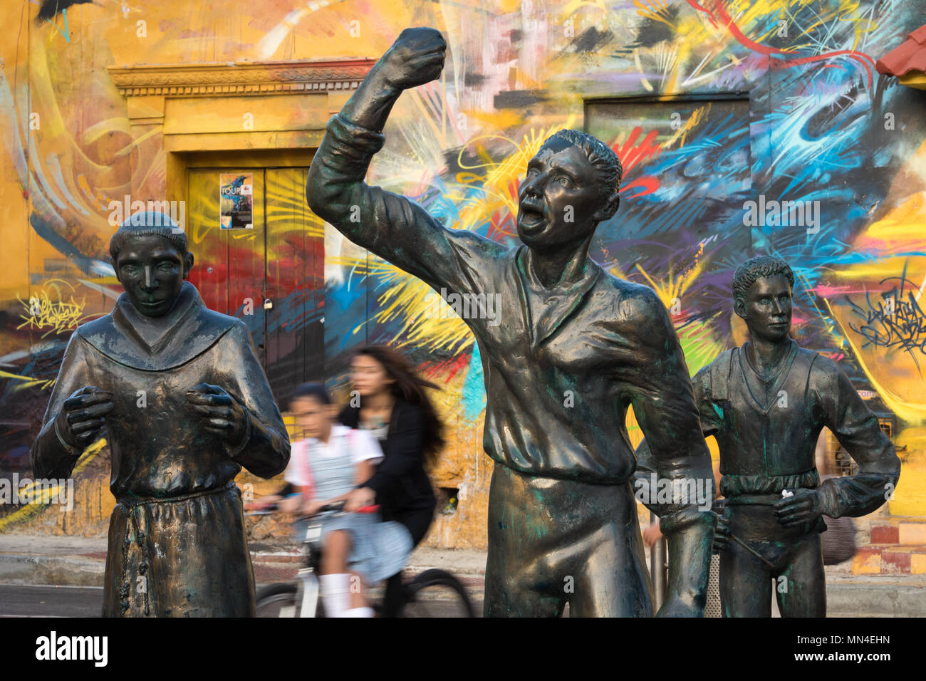 Wandbild hinter der Statue von Pedro Romero in der bunten Santé-sima Plaza de la Trinidad Getsemani Cartagena, Kolumbien Stockfoto