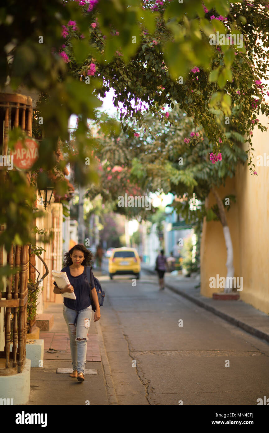 Eine Frau auf die bunten Straßen von Getsemani, Cartagena, Kolumbien Stockfoto Eine Frau auf die bunten Straßen von Getsemani, Cartagena, Kolumbien Stockfoto