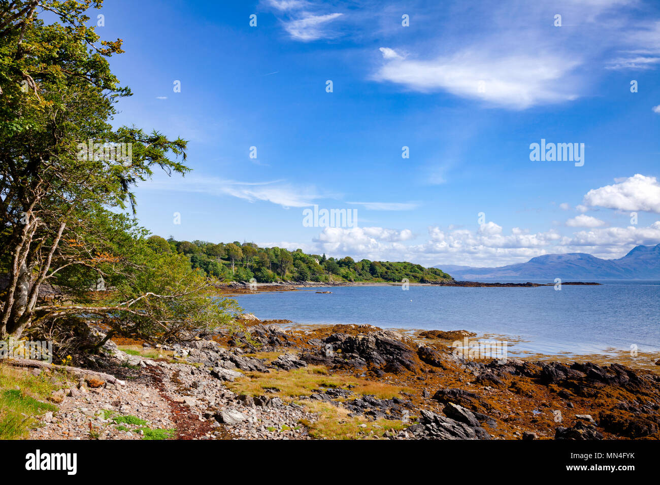 Halbinsel Sleat Küste der Isle of Skye mit Blick auf die Sound of Sleat, ein schmaler Kanal vor der Westküste von Schottland, Großbritannien Stockfoto