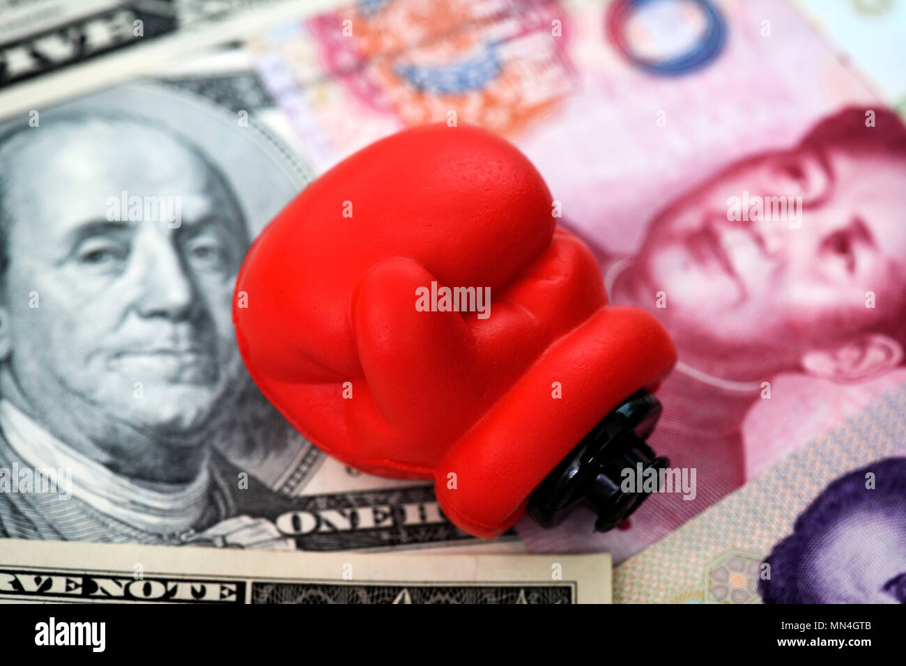 Boxhandschuhe auf Dollarscheine und Chinesischen Renminbi, drohenden Handelskrieg zwischen den USA und China, Boxhandschuh mit Dollarnoten und chinesischen Renmin Stockfoto