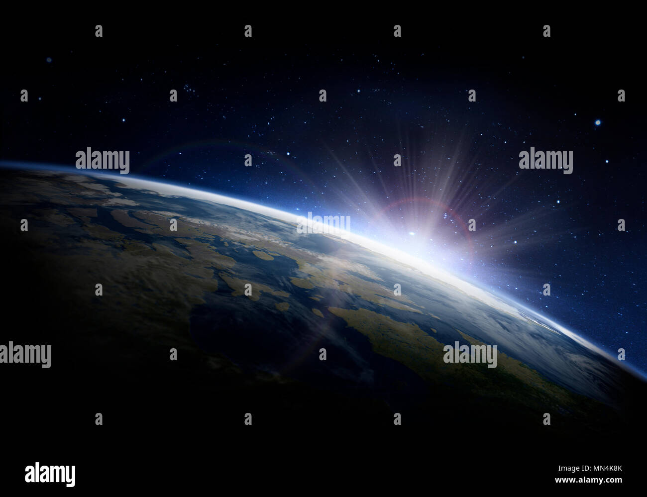 Sonnenlicht Aufstieg über der Erde im Weltraum Stockfoto