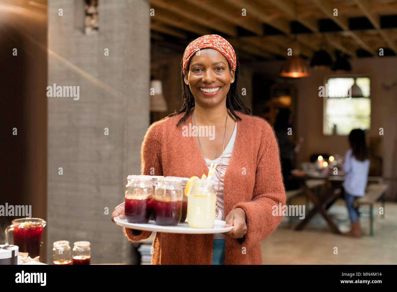Porträt Lächeln, selbstbewusste Frau mit Limonade und Sangria Stockfoto