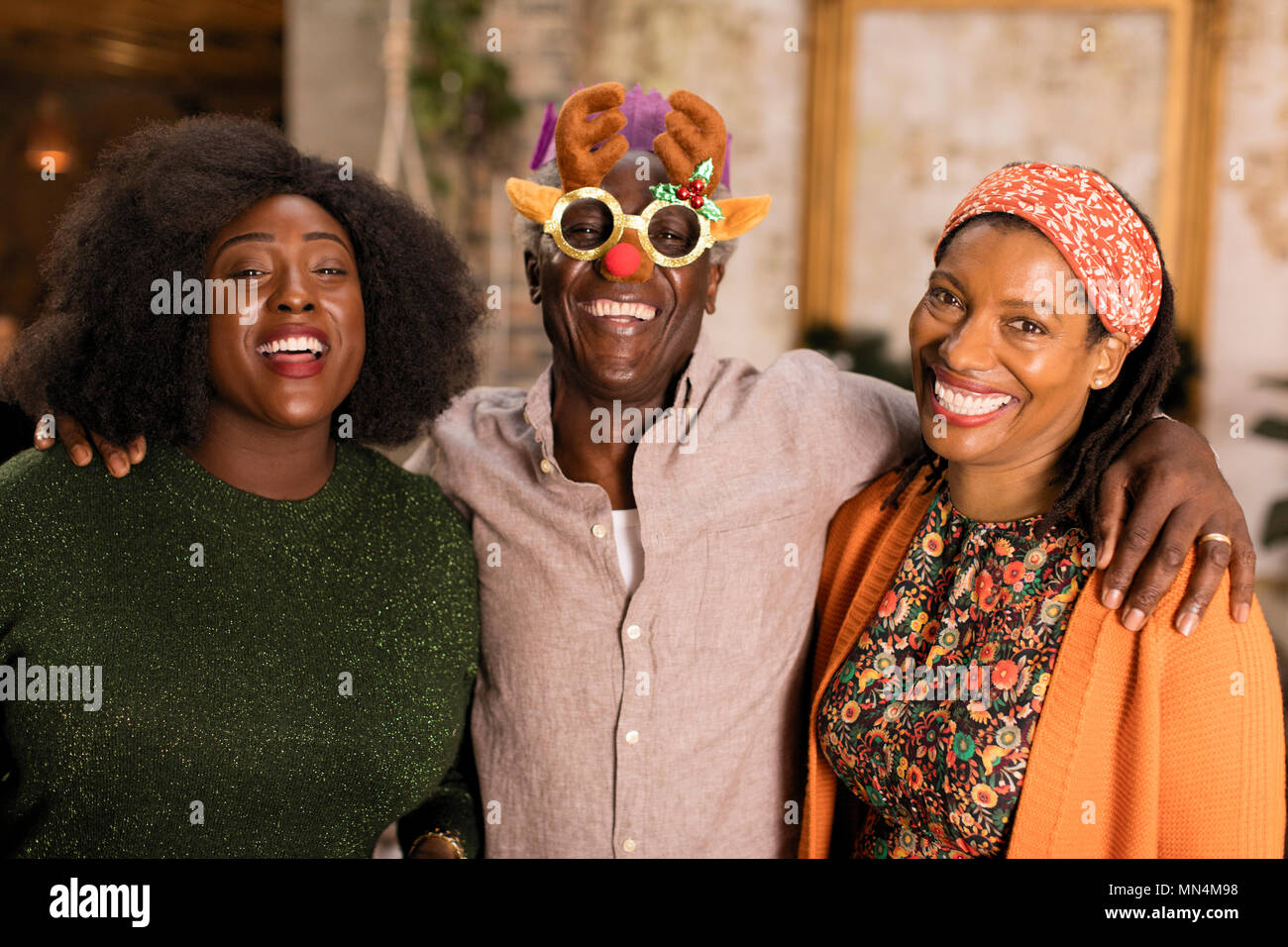 Portrait verspielten multi-Generation, Familie Weihnachten kostüm Schutzbrille tragen Stockfoto