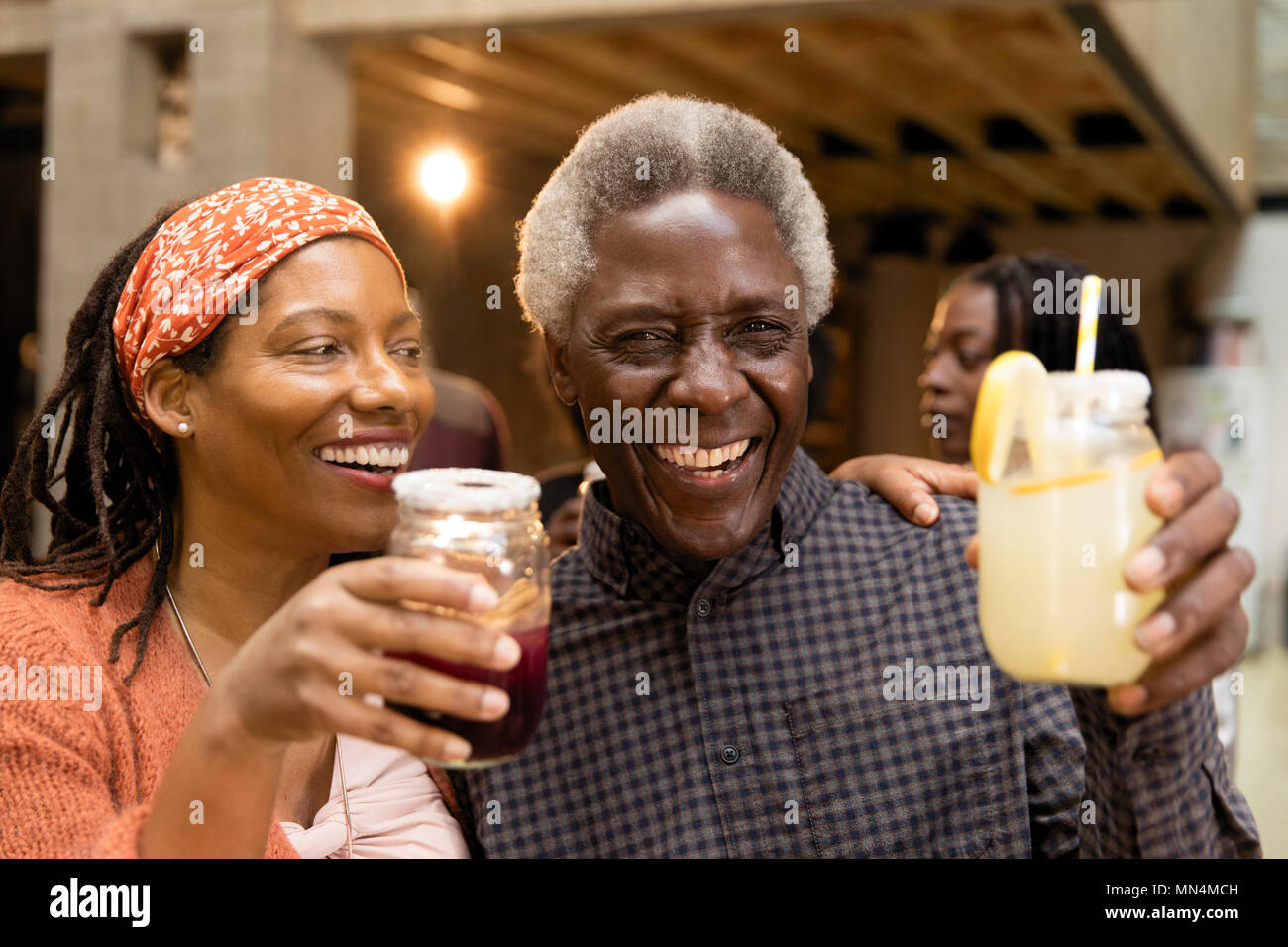 Happy senior Vater und Tochter trinkt Limonade und Sangria Stockfoto
