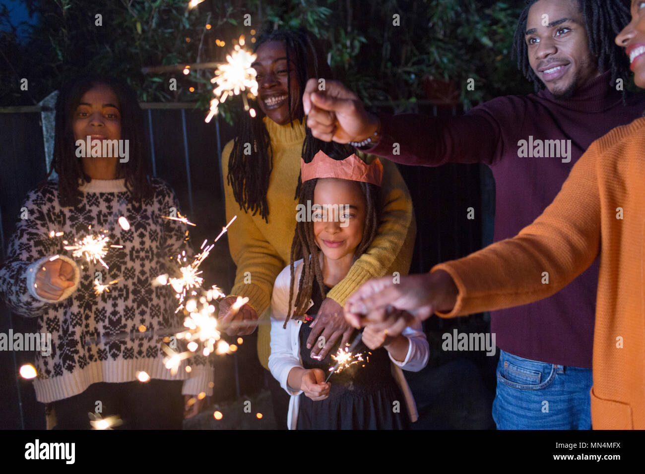 Familie feiern mit Wunderkerzen Stockfoto