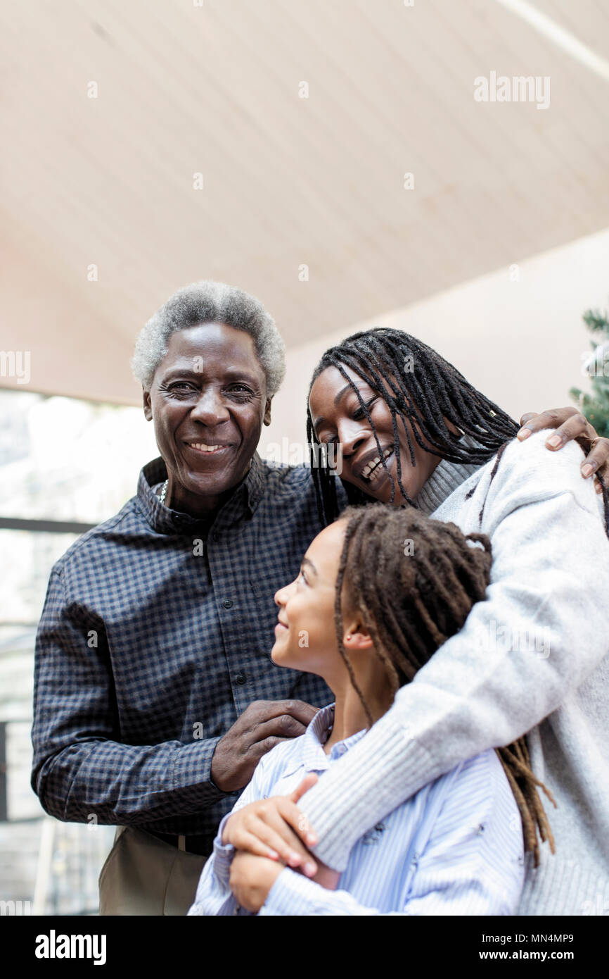 Porträt Lächeln multi-Generation, Familie umarmt Stockfoto