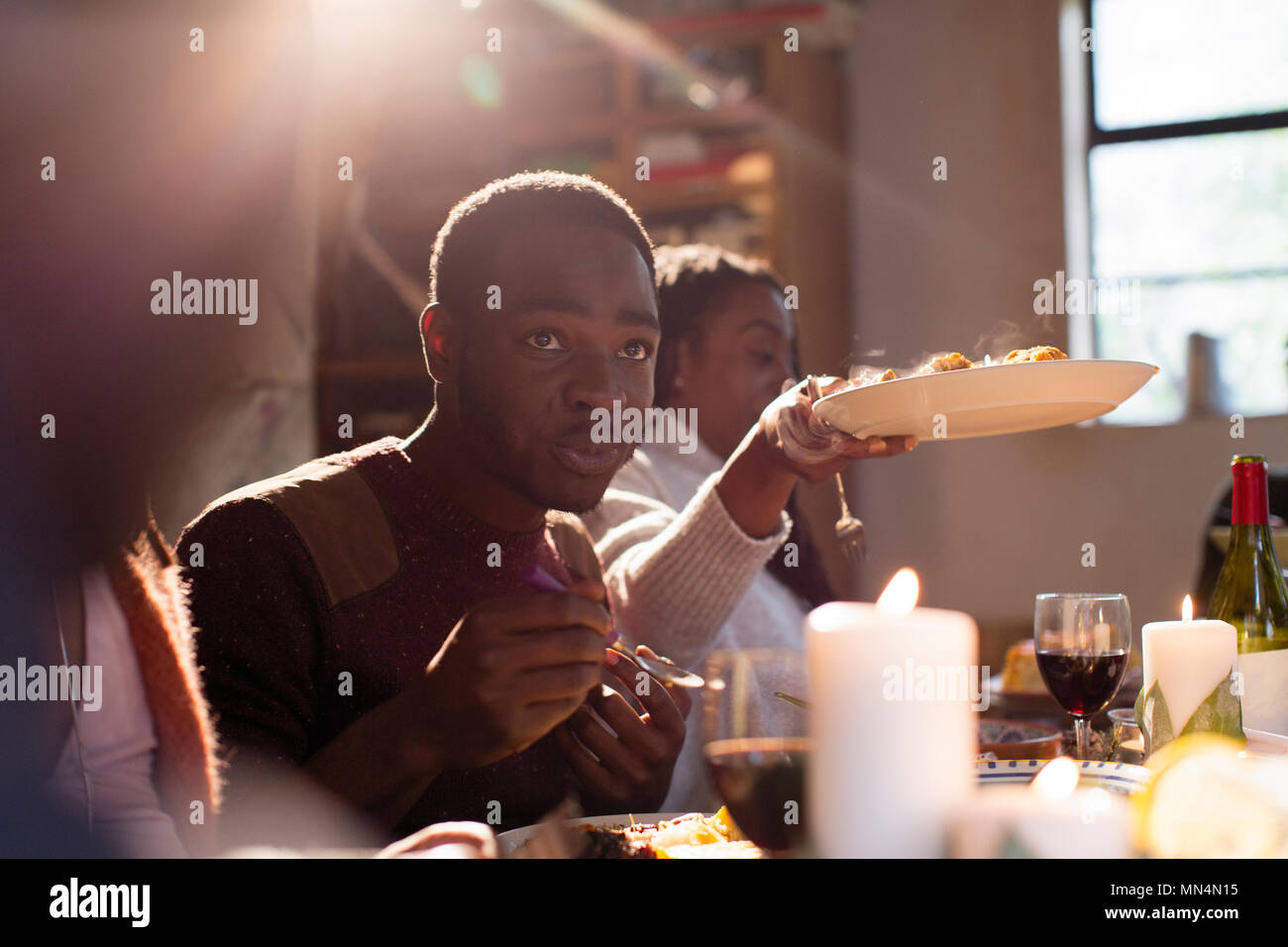 Junger Mann genießen Weihnachten Abendessen mit der Familie Stockfoto