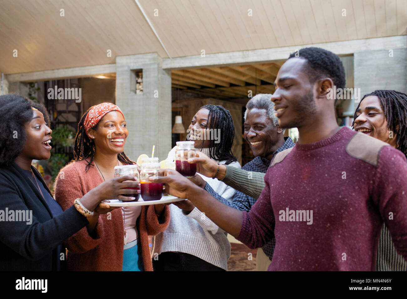 Multi-Generation, Familie Sangria auf der Terrasse genießen. Stockfoto