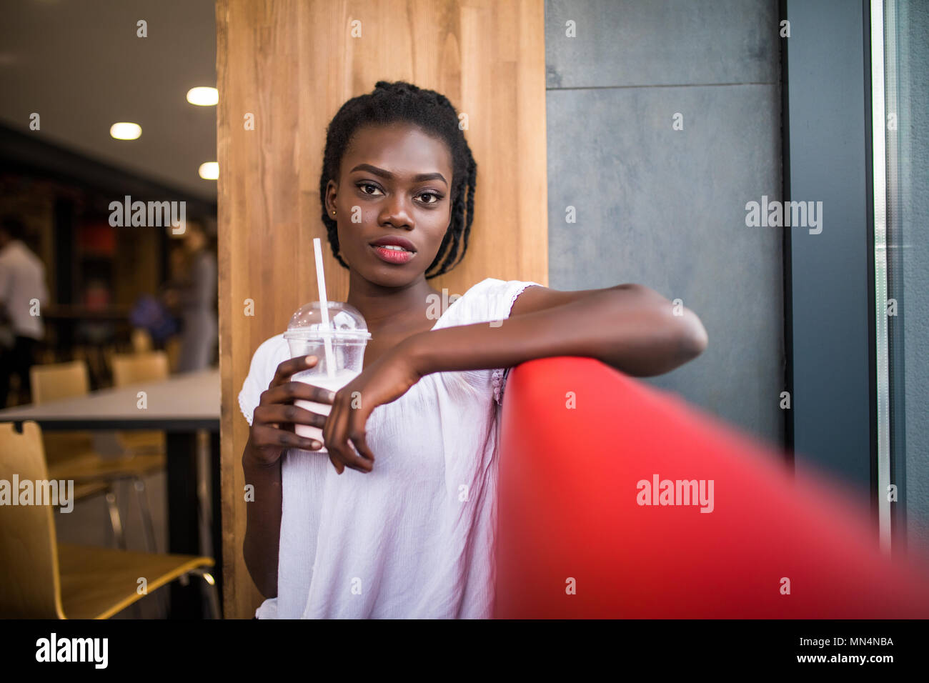 Foto von positiven dunkelhäutige Afro-amerikanische Frauen ejoys gute Erholung im Coffee Shop, Getränke trinken. Menschen, Freizeit und Essen Konzept Stockfoto