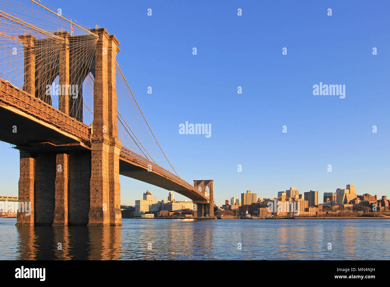 Brooklyn Bridge über den East River mit Blick auf Lower Manhattan in New York City, USA Stockfoto