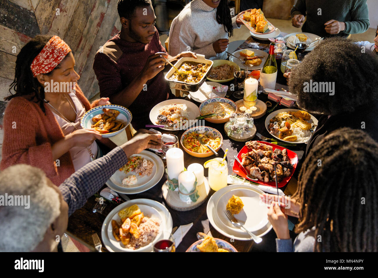 Familie genießen Sie karibische Weihnachten Abendessen Stockfoto