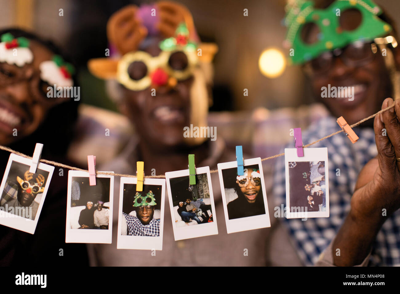 Portrait verspielten Familie in Weihnachten kostüm Schutzbrille Übersicht Instant Fotos Stockfoto