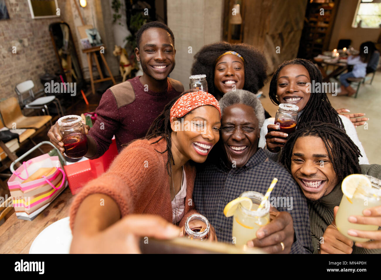 Glücklich generationsübergreifende Familie nehmen selfie Stockfoto