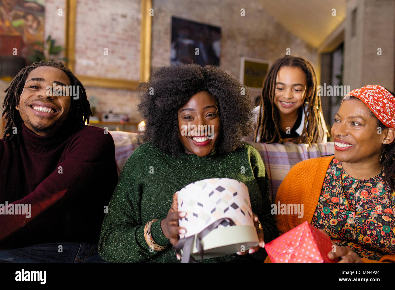 Portrait lächelnden, glücklichen Familie öffnung Weihnachtsgeschenke Stockfoto