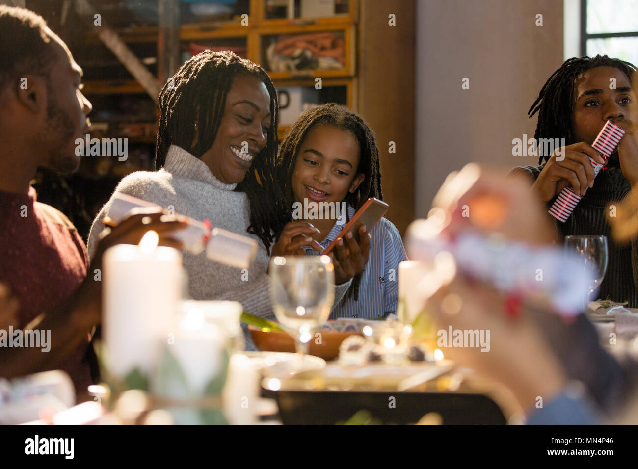 Mutter und mittels Smart Phone an Weihnachten Abendessen Tochter Stockfoto