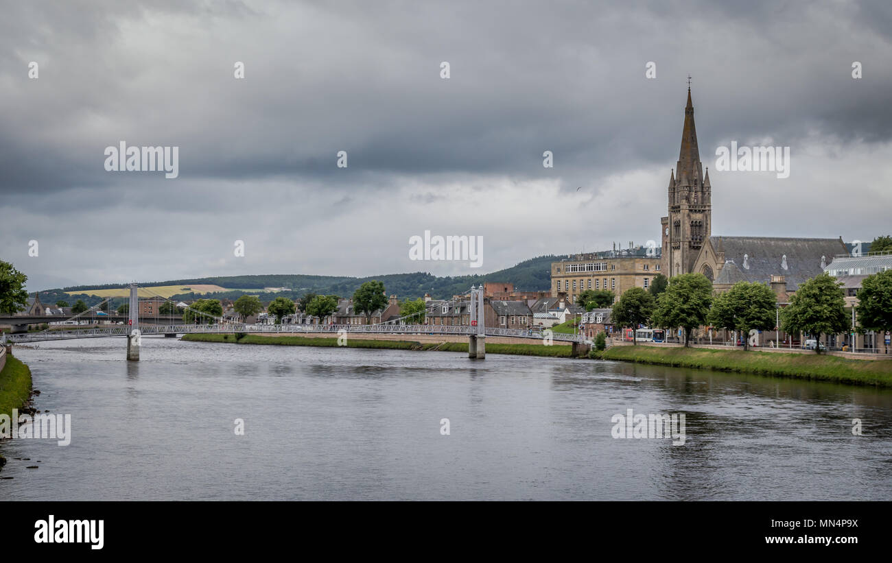 Inverness Stadtbild mit Fluss Ness, alte Kirche und Freikirche. Inverness, Schottland, Vereinigtes Königreich Stockfoto