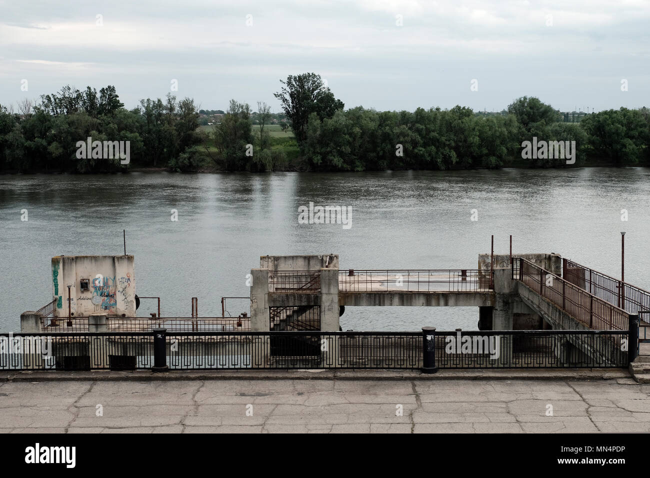 Der dnjestr Fluss, der durch die Stadt von Bender de-facto-offizieller Name Bendery innerhalb der international anerkannten Grenzen der Republik Moldau unter der De-facto-Kontrolle der unerkannte Pridnestrovian Moldauischen Republik auch als Transnistrien (PMR) seit 1992. Stockfoto