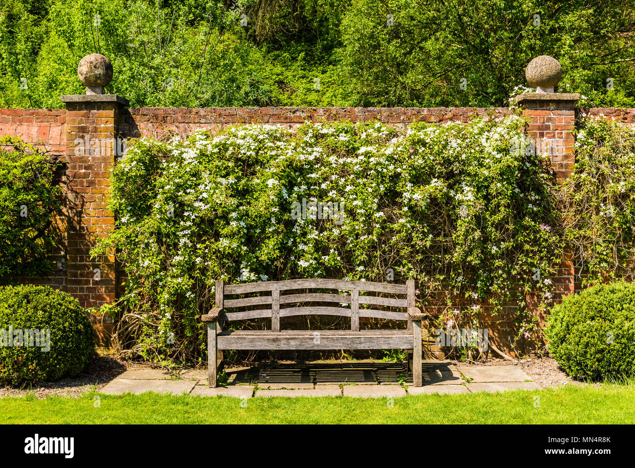 Sitzbank und Wand bei Chartwell, Kent, Großbritannien Stockfoto