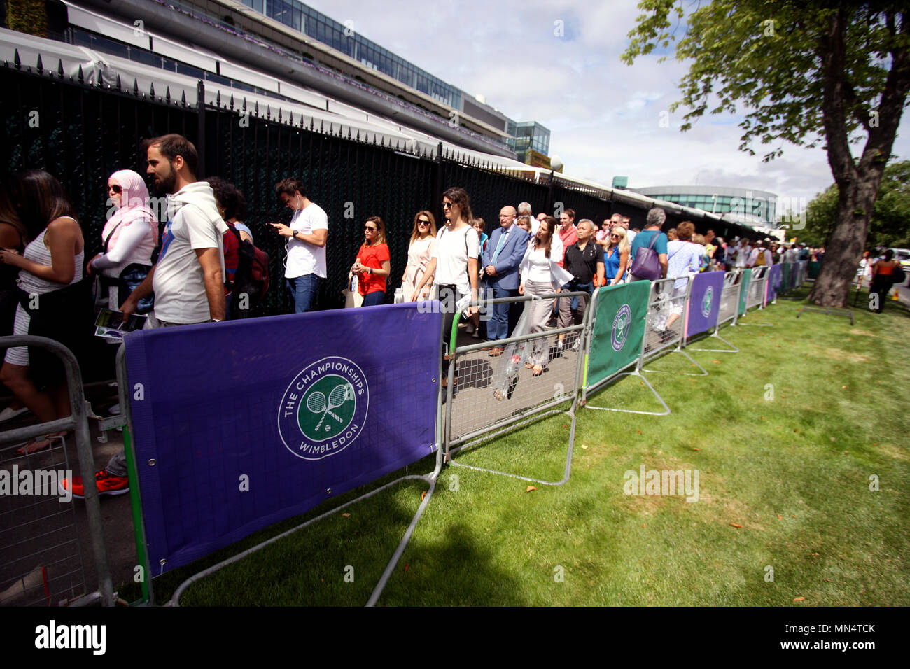 London, 3 Juli, 2017 - Wimbledon: Leute in der Warteschlange für Wimbledon tickets am ersten Tag des Spiels. Stockfoto