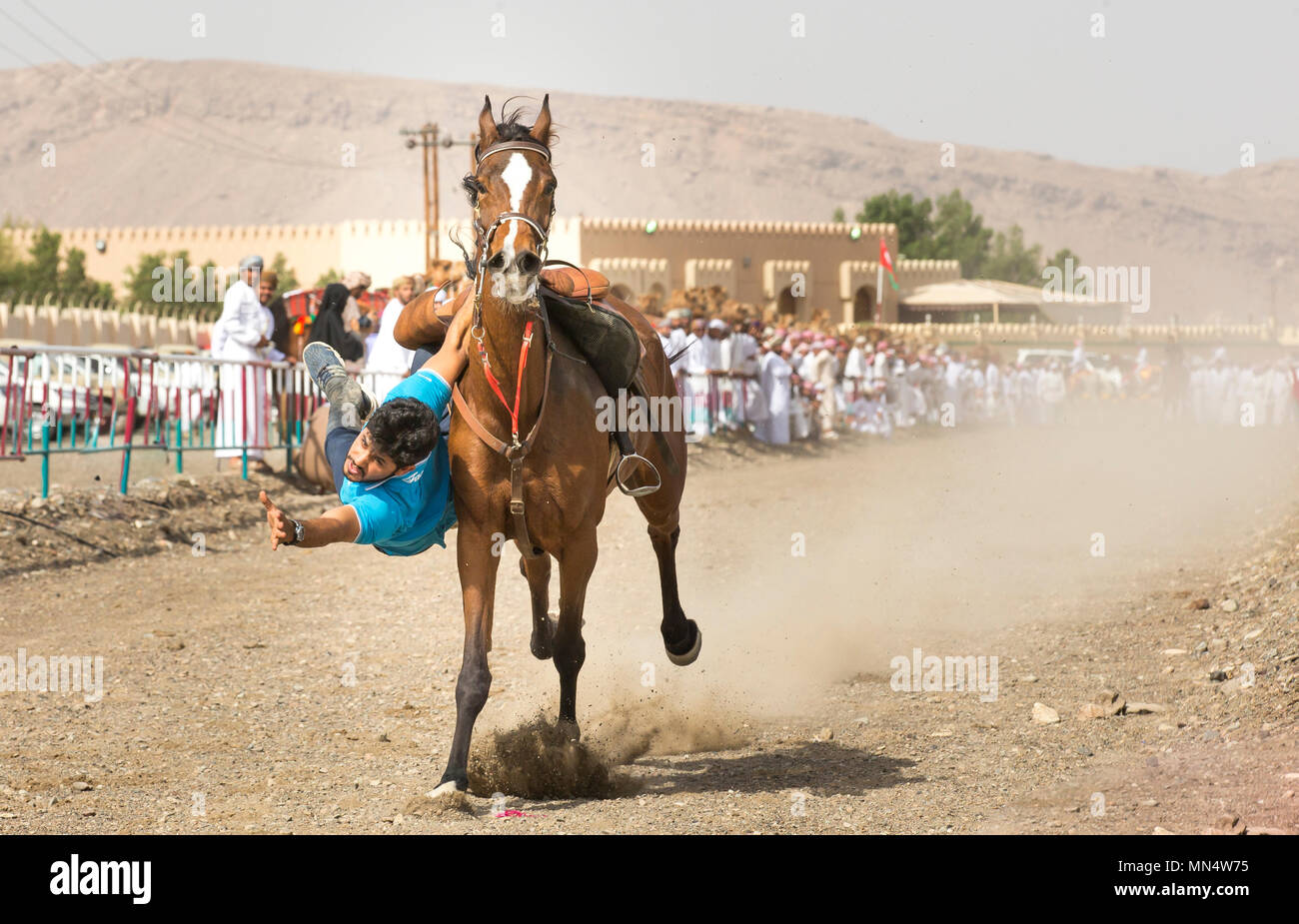 Ibri, Oman, 28. April 2018: omani Männer an einem traditionellen Pferderennen, bei dem jungen Reiter ihre Fähigkeiten zeigen Stockfoto