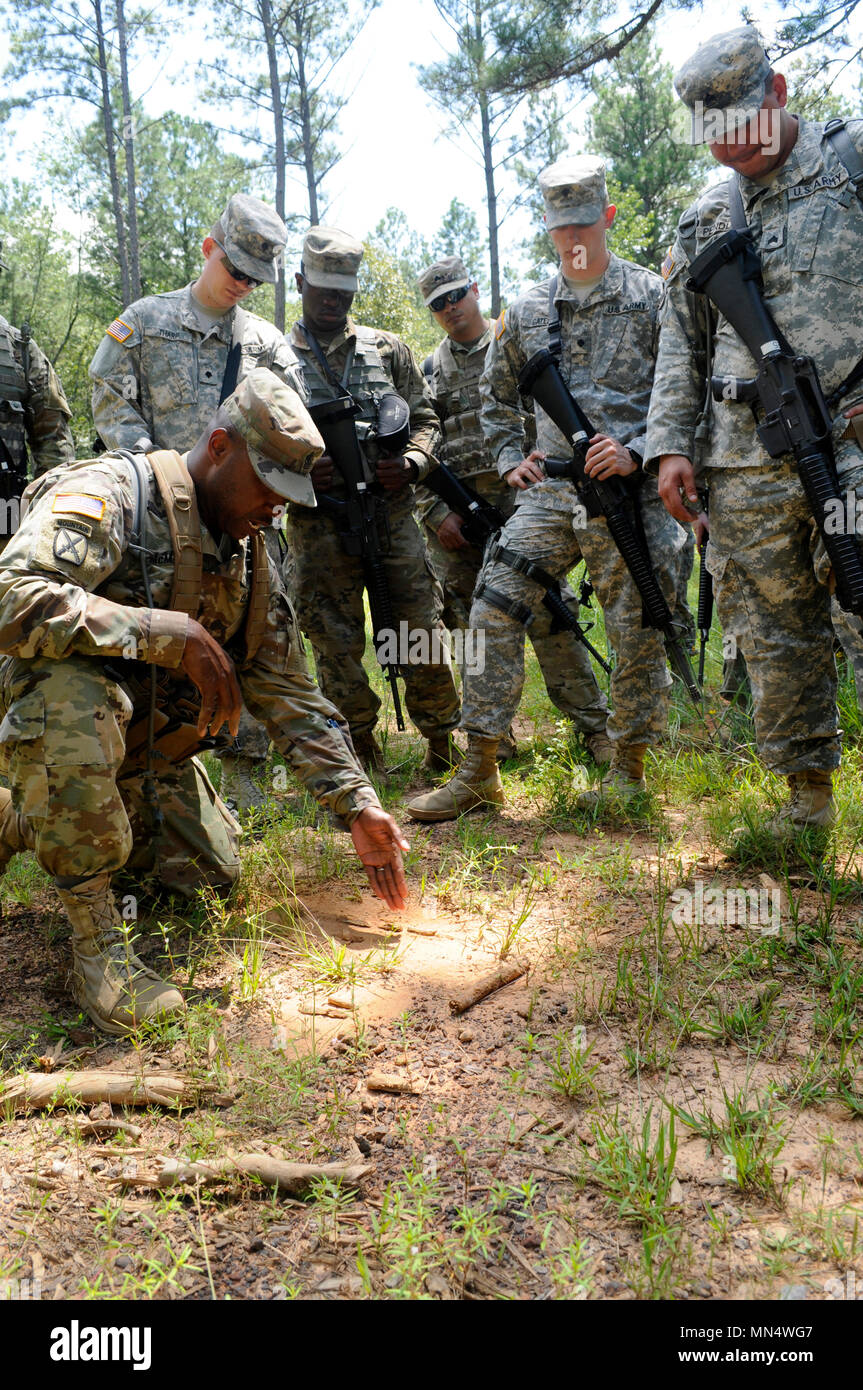 Us Army 1st Sgt. Brian M. McMichael von McDonough, Ga, first Sergeant der 642 . Regionale Unterstützung Gruppe HHC, improvisiert eine sand Tabelle 12.08.19, zu erklären, wie seine Soldaten sollten ihre biwak der Standort für das Feld Teil ihrer zweiwöchigen Combat Training übung im Fort McClellan, Ala der Armee finden Einheit in Decatur, Ga (USA basiert Armee Foto von Sgt. 1. Klasse Gary A. Witte) Stockfoto