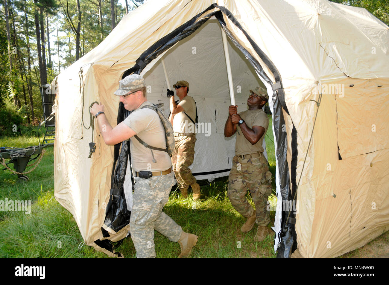 Us-Armee Soldaten mit der 642 . Regionale Unterstützung der Gruppe nutzen Teamarbeit Zelte Aug 19 für einen zweiwöchigen Combat Training übung am Fort McClellan, Ala der Armee Finden ist in Atlanta, Ga (USA. Armee Foto von Sgt. 1. Klasse Gary A. Witte) Stockfoto