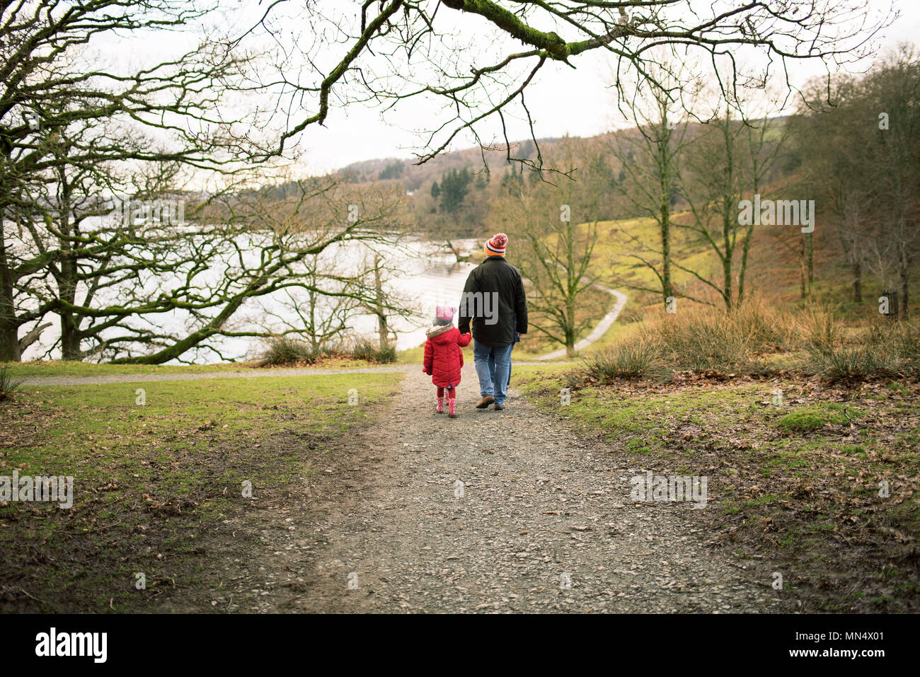 Familie wandern entlang der Seen, Ambleside, Großbritannien Stockfoto