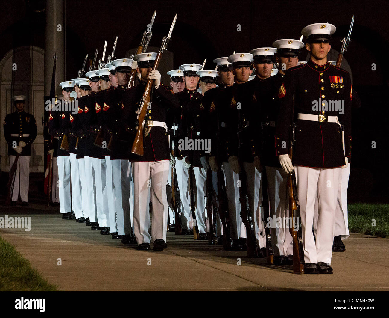 Marines der Marine Barracks Washington D.C. führen ihre abschließende Parade der Parade Saison 2017 in der Kaserne, Aug 25., 2017. Die Gäste der Ehre für die Parade waren die Botschafter von Japan in die USA, Seine Exzellenz Kenichiro Sasae, der Stellvertretende Leiter der Mission von der Botschaft der Republik Korea, Herrn Woongsoon Lim, und der Botschafter von Australien in die USA, Seine Exzellenz Joe Hockey. Das hosting Offizielle für die Parade war der Kommandant des US Marine Corps, Gen. Robert B. Neller. (Offizielle US Marine Corps Foto von Cpl. Robert Knapp/Freigegeben) Stockfoto