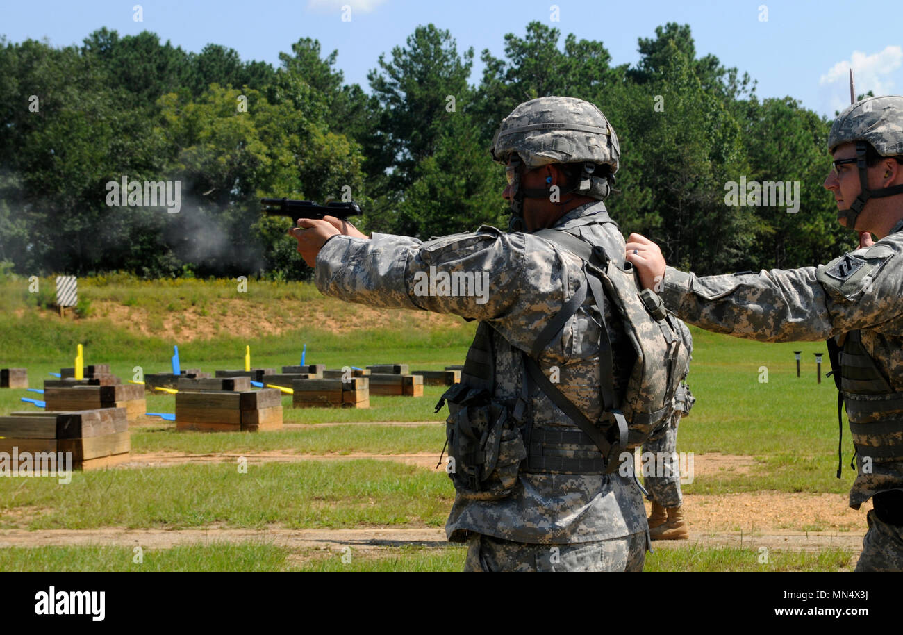 Us-Armee Sgt. Thomas Pendley Jasper, Ga, einem truppführer mit 642 . Region Support Group, feuert seine Pistole auf Treffsicherheit Training 12.08.20 Während eine Combat Training übung am Fort McClellan, Ala 2. Lt. Benjamin E.S. Schultz von Tampa, Fla., Assistant Operations Officer, fungierte als Sicherheit an der Strecke. (U.S. Armee Foto von Sgt. 1. Klasse Gary A. Witte) Stockfoto