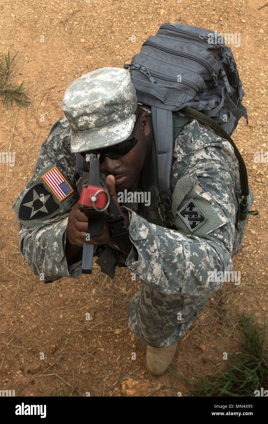 Us-Armee SPC. Corey T. Lumpkin, Wasseraufbereitung Spezialist, 642 . regionalen Support Group, soll nach oben auf eine potenzielle Bedrohung in einem städtischen Betrieb Einarbeitung Event 22.08.2017, an Ft. McClellan, Ala Lumpkin, ein Eingeborener von Atlanta und seine Kameraden in der 642 . RSG praktiziert die Grundlagen der Wie zu schießen, Bewegen und in die Zimmer, Häuser und Gebäude kommunizieren. Die enge Räume, verschiedenen Wege und mehrstöckige Strukturen häufig in Städten, Gemeinden und Dörfern erfordern aufwändige Planung und spezielle Ausbildung weit von Taktiken geeignet für ländliche Gelände entfernt. (U. Stockfoto