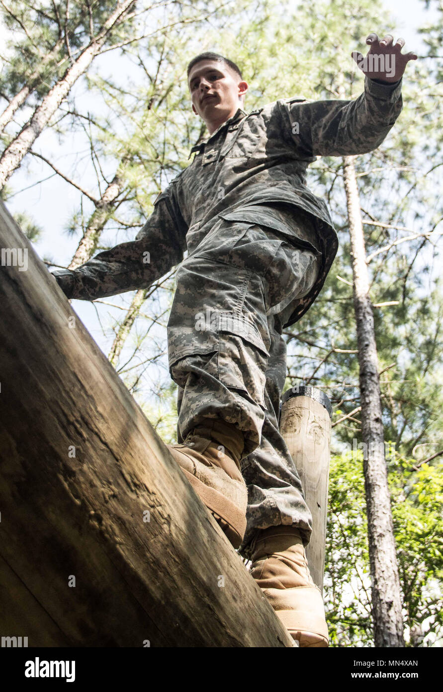 Us-Armee Sgt. Cory L. Tore, Militär, Polizei, 642 . regionalen Support Group, beweist sein Gespür für Balance bei der Überquerung einer Brücke auf Anmelden Pelham Bereich das Vertrauen der Kurs in Ft. McClellan, Ala., 23.08.2017. Tore, ein Eingeborener von Conyers, Ga, führte seine Mannschaft in mehr als ein Dutzend Hindernisse, die Teamarbeit zu fördern, Vertrauen aufzubauen und das Zusammengehörigkeitsgefühl erzeugen. Der Kurs markierte letzte Kapitel des 642 . RSG in seinen zwei Wochen jährliche Training übung, umfasste eine Vielzahl von Aufgaben und Missionen sollen die Fähigkeiten der Einheit durch verbesserte einzelnen Soldaten readine zu verbessern Stockfoto