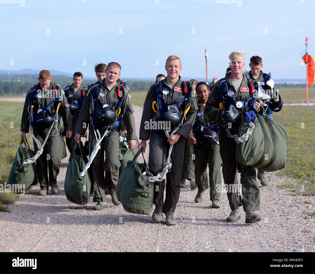 Ordnungsgemäße Flugzeugführung 490, Basic Freefall Fallschirmspringen Studenten, nach einem Sprung aus einer UV-18 B Twin Otter springen Ebene auf die 98Th Flying Training Squadron, US Air Force Academy, Colo. am 23.08.2017. (U.S. Air Force Foto/Mike Kaplan) (freigegeben) Stockfoto