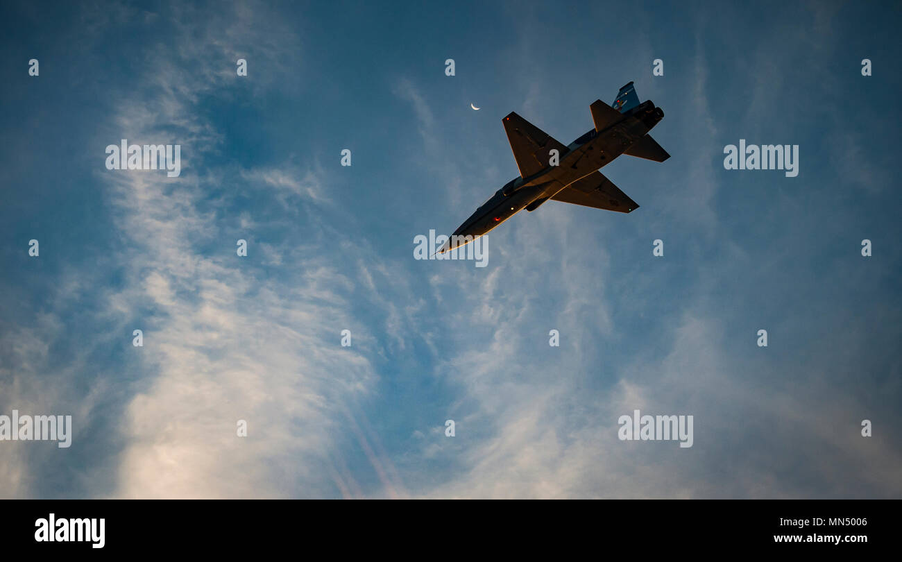 Oberstleutnant Tom Allen, 87th Flying Training Squadron Commander, fliegt seine US Air Force T-38 Talon über die größere Del Rio, Texas Bereich während einer Sortie für die 87 FTS centennial Flug August 17, 2017. Die 87 FTS, als die Red Bulls bekannt, Zug sowohl von US Air Force und Alliierten nation Piloten in grundständigen Pilot Training in der Vorbereitung auf das Fliegen mehr erweiterte Flugzeug zu bewegen. (U.S. Air Force Foto/Senior Airman Kiefer Bowes) Stockfoto