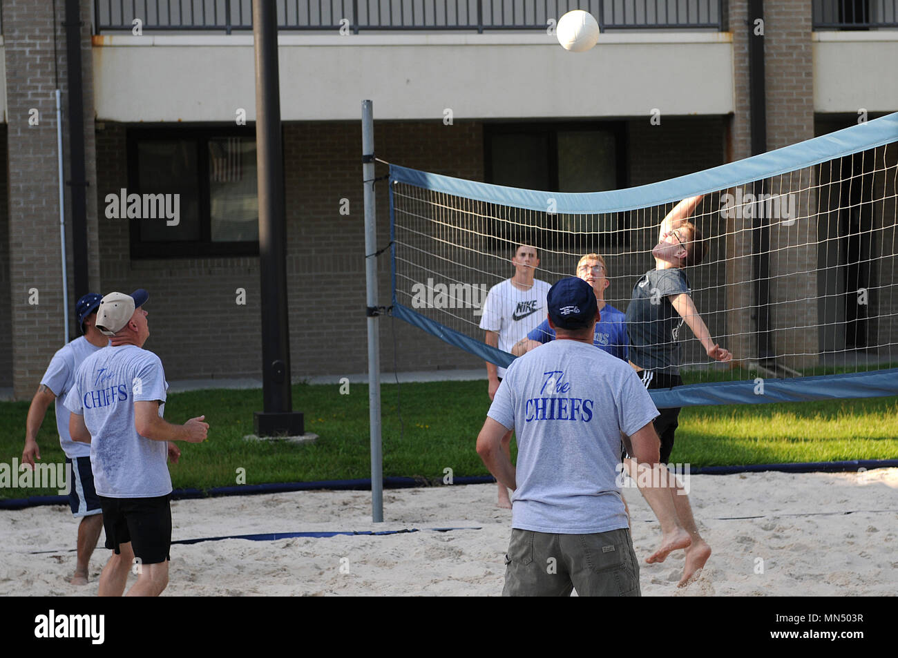 Airman 1st Class Logan Moore, 81st Sicherheitskräfte Eintrag Controller, springt die Volleyball während der 2017 Wohnheim Bash an der Biloxi Halle Hof am 1. August 2017 zu schlagen, auf Keesler Air Force Base, Fräulein das Wohnheim Bash durch die keesler Leiter Group gesponsert wurde eine Chance für Keesler Wohnheim Bewohner Zeit miteinander in Gemeinschaft zu verbringen. Der Chief Master sergeants nach Hause nahm der Kampf der Bash Dragon award. (U.S. Air Force Foto von Airman 1st Class Suzanna plotnikow) Stockfoto