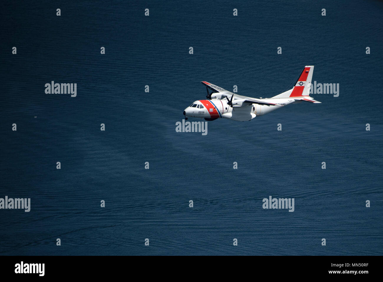 Am 8. Mai 2018 flog ein HC-144 Ocean Sentry, der der Coast Guard Air Station Cape Cod zugewiesen wurde, über Newport, Rhode Island, als Teil einer Überführung zur Eröffnung des Volvo Ocean Race Village. Das Archivbild zeichnet das Flugzeug während des öffentlichen Seeverkehrs auf. Stockfoto