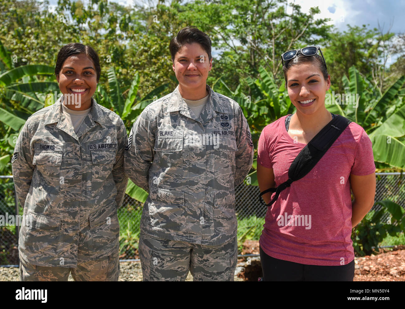 Von links nach rechts: US Air Force Senior Airman Ariel Thomas, 346 Air Expeditionary Gruppe medizinischer Techniker, Master Sgt. Reina Blake, 346 AEG Büro des Rechtsberaters Betriebsleiter, und Special Agent Alexandra Garced, Luftwaffe von Special Agent Untersuchungen, stehen für ein Gruppenfoto Mai 8, 2018, in Meteti, Panama. Blake, Thomas und Garced sind mit das Leben eines lokalen Panamaischen Frau, nachdem sie von einer Brücke gesprungen gutgeschrieben. (U.S. Air Force Foto von älteren Flieger Dustin Mullen/Freigegeben) Stockfoto