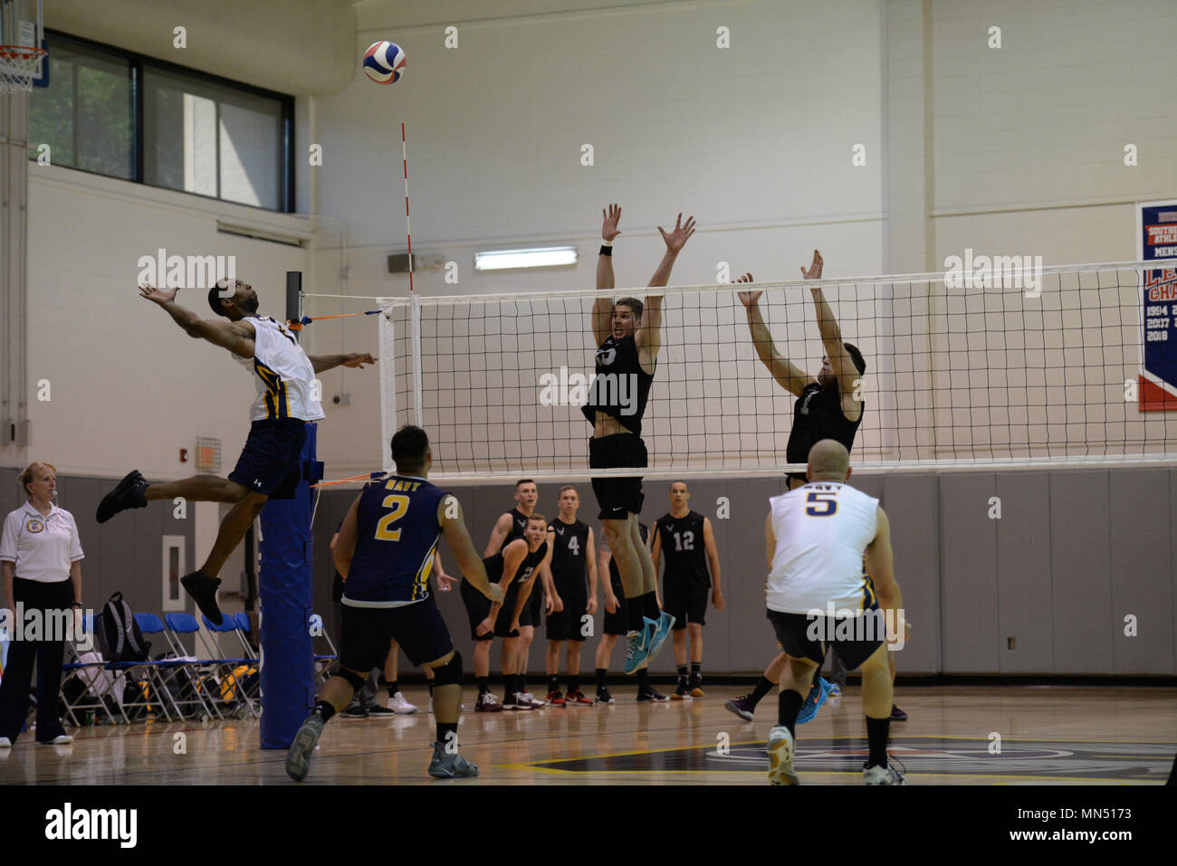 HURLBURT FIELD, Fla.-Petty Officer 1st Class Sheldon Lucius mit Volleyballmannschaft der Marine Männer, Spikes die Kugel hinter dem Team des Air Force Männer. Elite US-Militär Volleyball Spieler aus der ganzen Welt konkurrieren um die Vorherrschaft in Hurlburt Field's Aderholt Fitnesscenter kann 7-11, 2018 die Besten der Besten an die 2018 Streitkräfte Volleyball Meisterschaft zu bestimmen. Die Armee, die Marine (Küstenwache) und Air Force Teams quadrierten weg bei der jährlichen AFVC durch drei Tage round-robin-Wettbewerb, die besten Männer und Frauen Volleyball Spieler schließlich Krone im Militär. Us Navy Foto von M Stockfoto