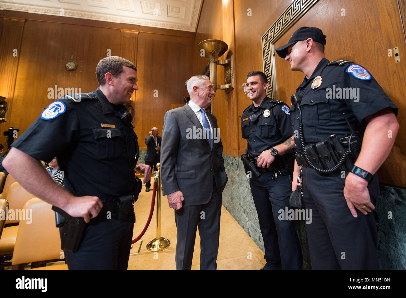 Verteidigungsminister James N. Mattis dank US Capitol Polizisten vor während der Senat Mittel Ausschuss Anhörung auf dem Capitol Hill, Mai 9, 2018 bezeugt. Sekretär Mattis bezeugte neben US Marine Corps Gen. Joe Dunford, Vorsitzender des Generalstabs, über das Geschäftsjahr 2019 budget request. (DoD Foto von U.S. Army Sgt. James K. McCann) Stockfoto