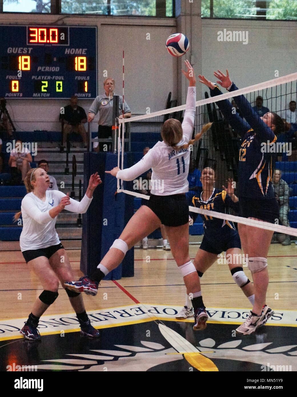 180509-N-KM 734-1401 HURLBURT FIELD, Fla - 2 Leutnant Taylor Parker, mit Volleyballmannschaft der Luftwaffe Frauen, verteidigt ein Angriff von Volleyballmannschaft der Marine Frauen. Elite US-Militär Volleyball Spieler aus der ganzen Welt konkurrieren um die Vorherrschaft in Hurlburt Field's Aderholt Fitnesscenter kann 7-11, 2018 die Besten der Besten an die 2018 Streitkräfte Volleyball Meisterschaft zu bestimmen. Die Armee, die Marine (Küstenwache) und Air Force Teams quadrierten weg bei der jährlichen AFVC durch drei Tage round-robin-Wettbewerb, um schließlich die Krone der besten Männer und Frauen Volleyball Spieler in der milita Stockfoto