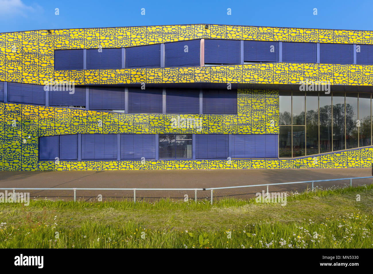 Architektur Detail des modernen Designs High School in hellen Farben und Blumen vor Stockfoto