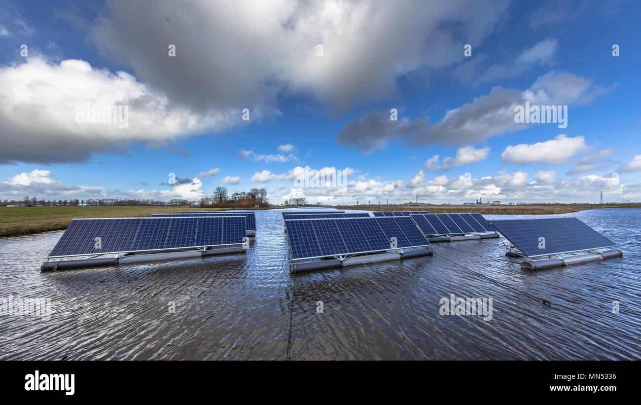 Solarpark auf offenen Gewässern können stellen eine ernsthafte Alternative zu Boden Solaranlagen montiert Stockfoto