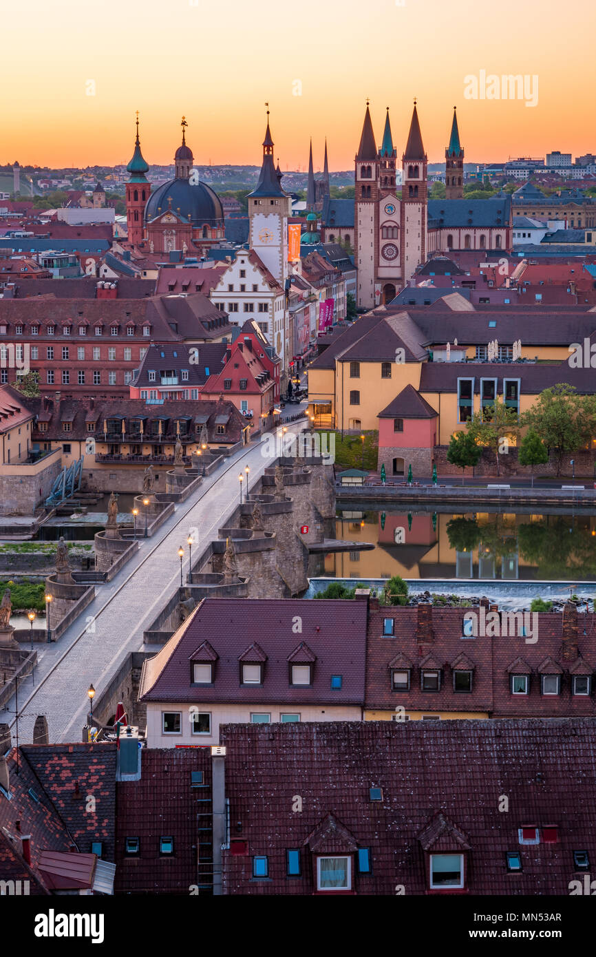 Landschaftlich atemberaubende Sommer Antenne panorama Stadtbild der Altstadt Stadt in Würzburg, Bayern, Deutschland - Teil der Romantischen Straße. Stockfoto