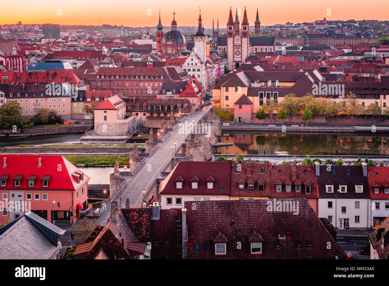 Landschaftlich atemberaubende Sommer Antenne panorama Stadtbild der Altstadt Stadt in Würzburg, Bayern, Deutschland - Teil der Romantischen Straße. Stockfoto