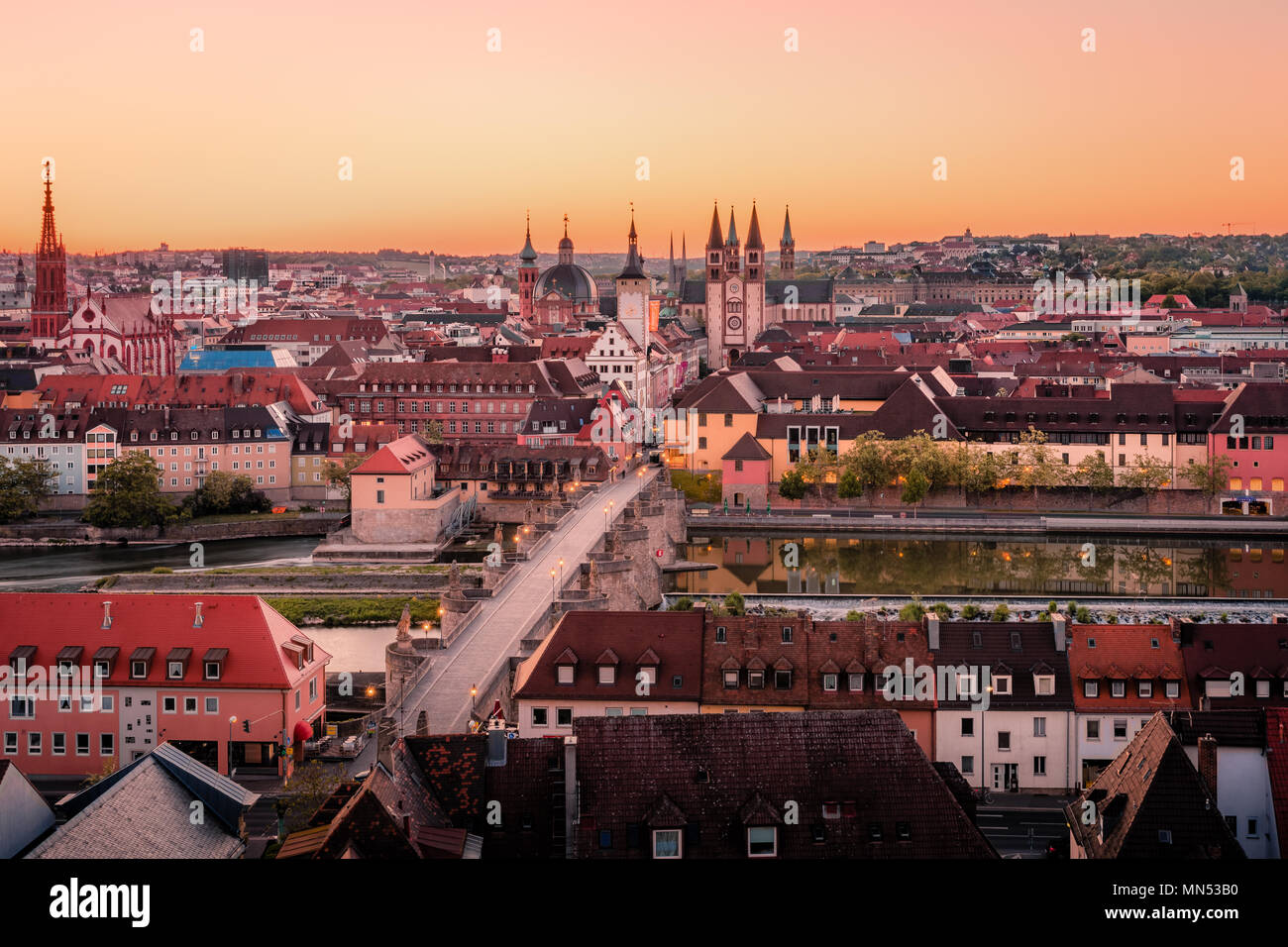 Landschaftlich atemberaubende Sommer Antenne panorama Stadtbild der Altstadt Stadt in Würzburg, Bayern, Deutschland - Teil der Romantischen Straße. Stockfoto