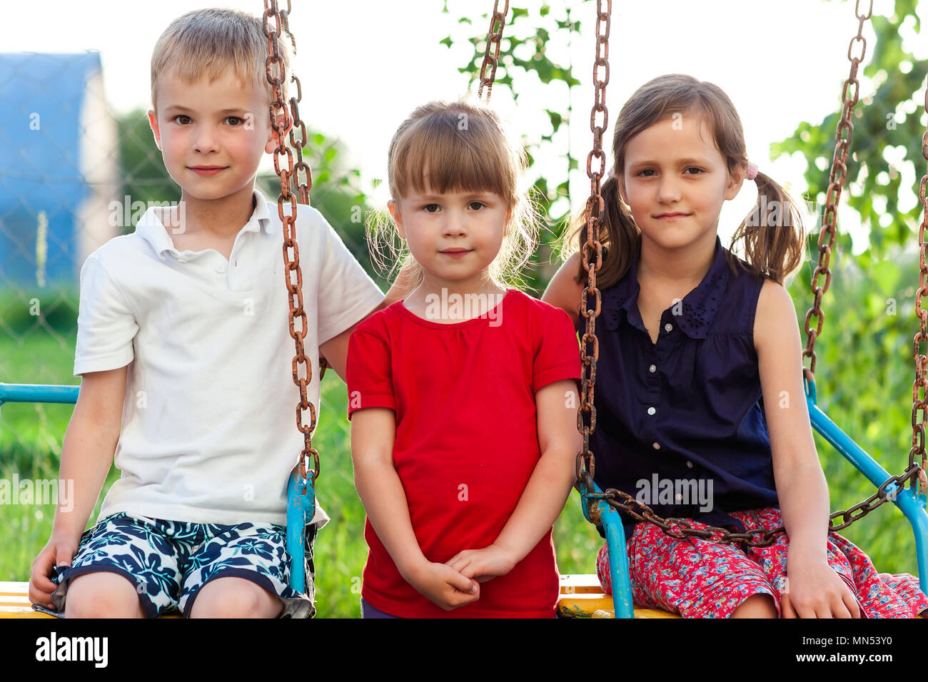 Gerne Begeistert Kinder Gemeinsam Spass Auf Dem Spielplatz Unternehmen Gesunde Frohliche Kinder Im Sommer Gerne Draussen Spielen Und Schauen In Die Kamera Stockfotografie Alamy
