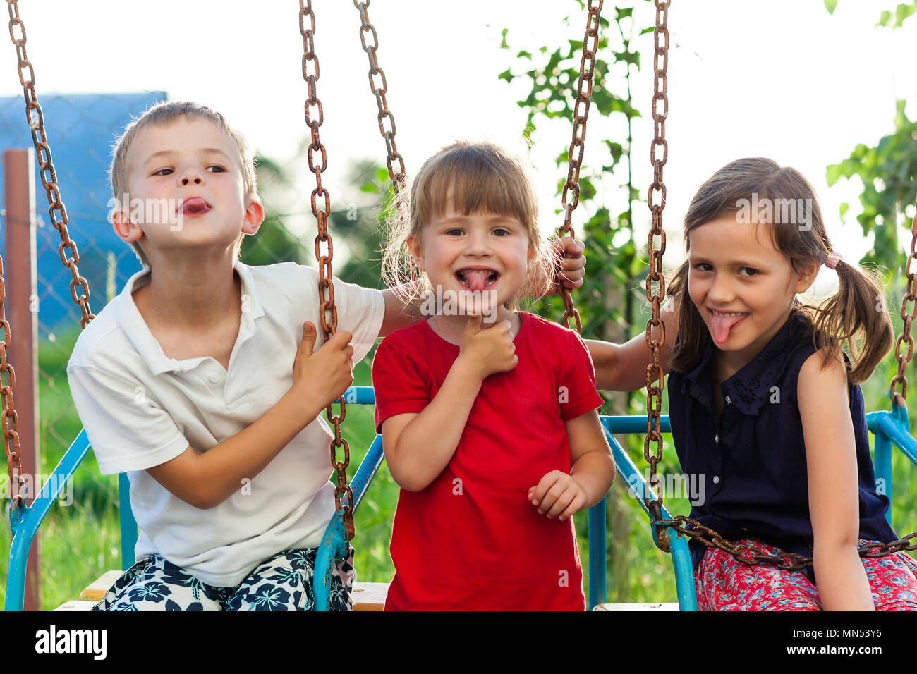 Gerne Begeistert Kinder Gemeinsam Spass Auf Dem Spielplatz Unternehmen Gesunde Frohliche Kinder Im Sommer Gerne Draussen Spielen Und Schauen In Die Kamera Stockfotografie Alamy