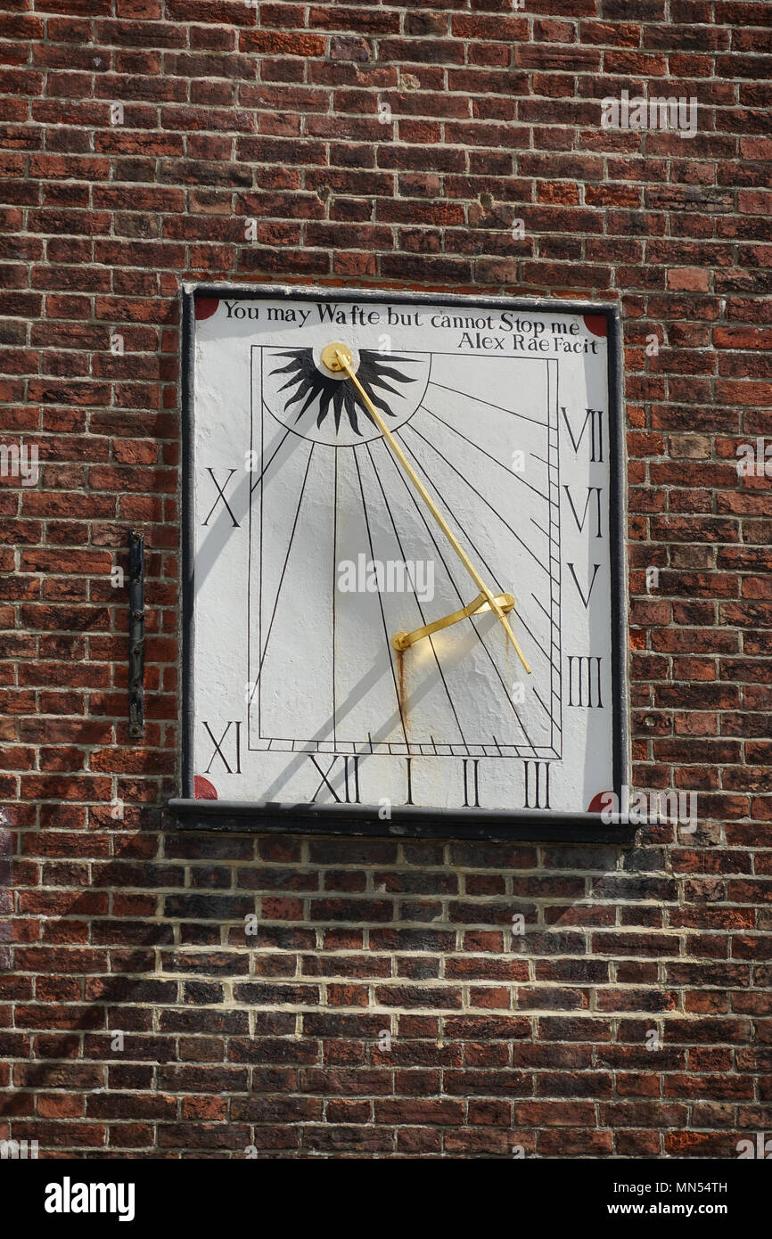Sundial auf der Kirche von König Karl dem Märtyrer in Tunbridge Wells Stockfoto